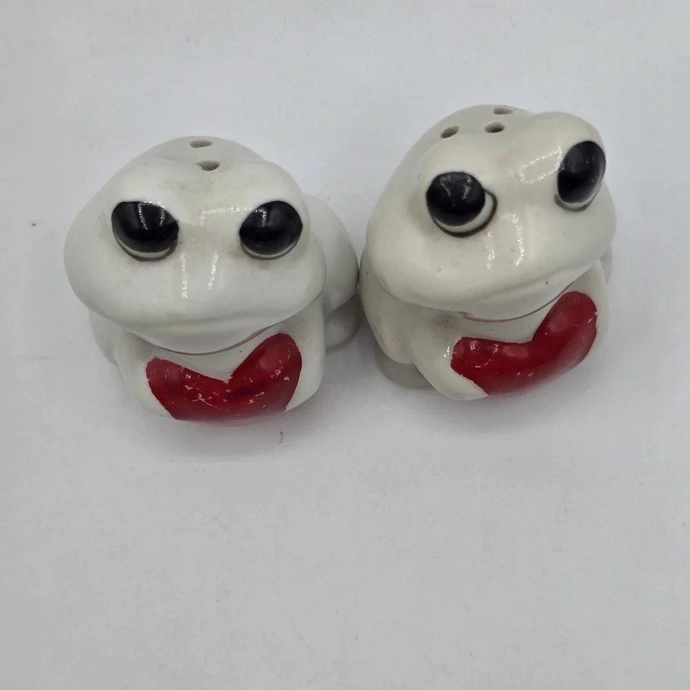 Frog with hearts salt and pepper shakers Vtg Valentines